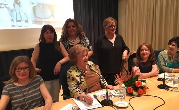 Las cinco hijas del periodista, junto a su mujer Yolanda Ordás (C), y la presidenta del IEB (D).