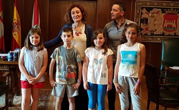 La alcaldesa y el concejal de Medio Ambiente junto a los niños ganadores