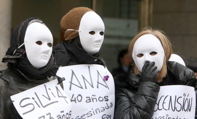 La Plataforma contra las Violencias Machistas del Bierzo se concentra hoy en Ponferrada en repulsa contra los diferentes tipos de violencia.