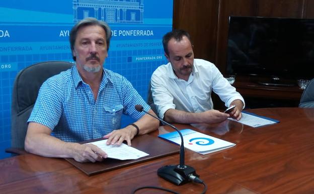 El portavoz de CB y concejal de Bienestar Social, Pedro Muñoz (I), durante su comparecencia.