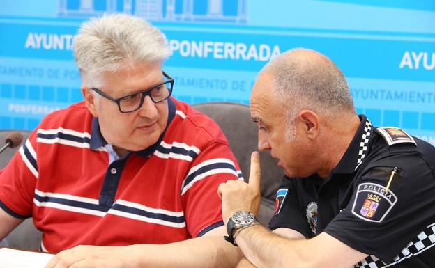 El concejal de Seguridad del Ayuntamiento de Ponferrada, Ricardo Miranda (I), junto al Mayor de la policía municipal, Arturo Pereira (D).