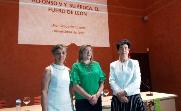 La concejala de Cultura, María Antonia Gancedo, junto a las responsables del curso de la ULE.