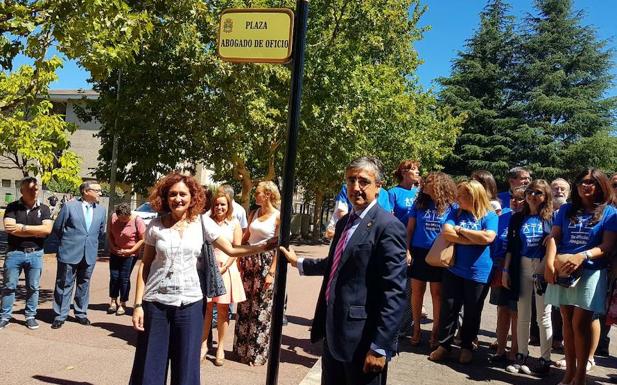 La alcaldesa de Ponferrada, Gloria Fernández Merayo, junto al presidente de la delegación berciana del Colegio de Abogados de León, Ángel Suárez, en la inauguración de la plaza.