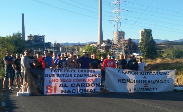 Concentración de los trabajadores de Minera Astur Leonesa ante la central térmica de Compostilla.