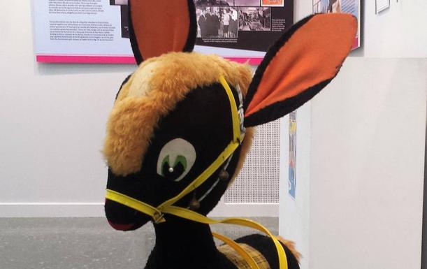 La exposición 'Ponferrada yeyé' incorpora el burrito de Fariñas.