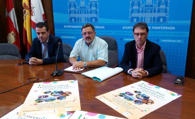 El concejal de Comercio, Carlos Fernández, flanqueado por los presidentes de la delegación berciana de la Fele, Javier Morán, y de Bierzo Pyme, Ángel Rodríguez.