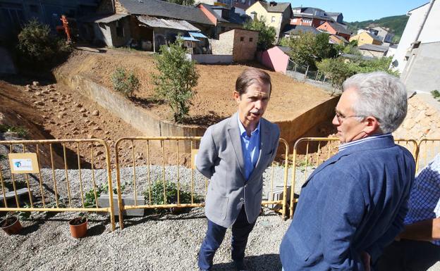 El presidente de la Confederación Hidrográfica del Miño-Sil, Francisco Marín (I), junto al alcalde de Vega de Espinareda, Santiago Rodríguez (D), durante la visita a las actuaciones ejecutadas en el arroyo de Castellanos.
