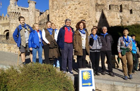 Los participantes en la iniciativa frente al castillo de los Templarios./C. Ramos