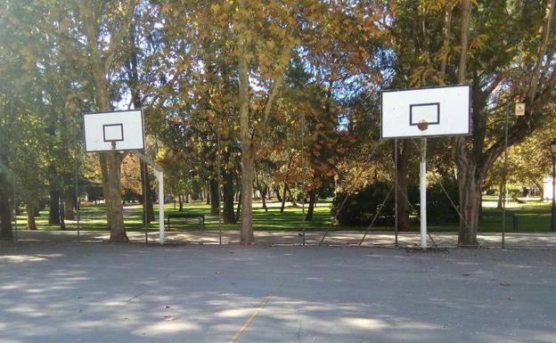 Imagen de las canastas sin aros en el parque del Plantío./