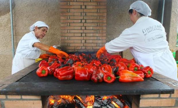 Mujeres asan primientos del Bierzo./