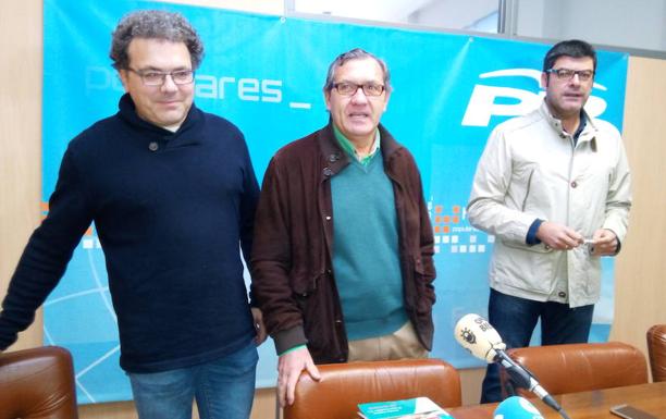 El portavoz del PP de Cacabelos, Adolfo Canedo (C), junto a dos de sus concejales, en su comparecencia./C. Ramos