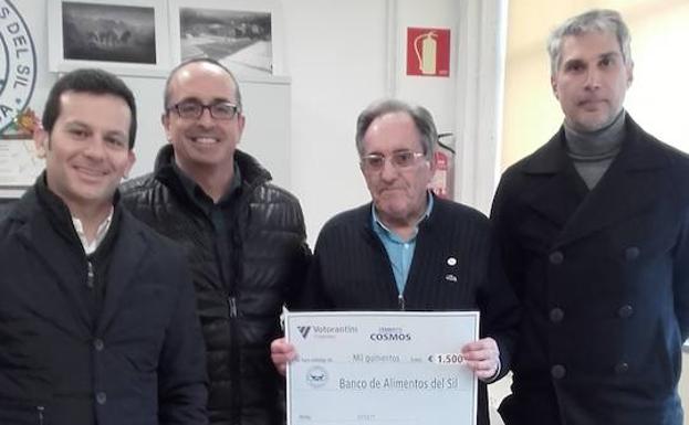 Entrega del cheque por parte de Cosmos.