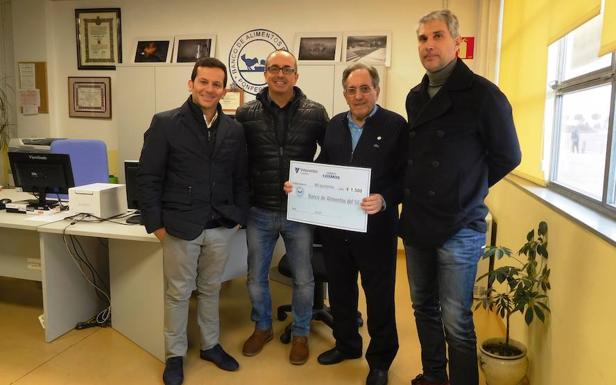 El director de Cementos Cosmos, Jaime Santoalla, junto a los responsables del Banco de Alimentos del Sil durante la entrega del cheque./