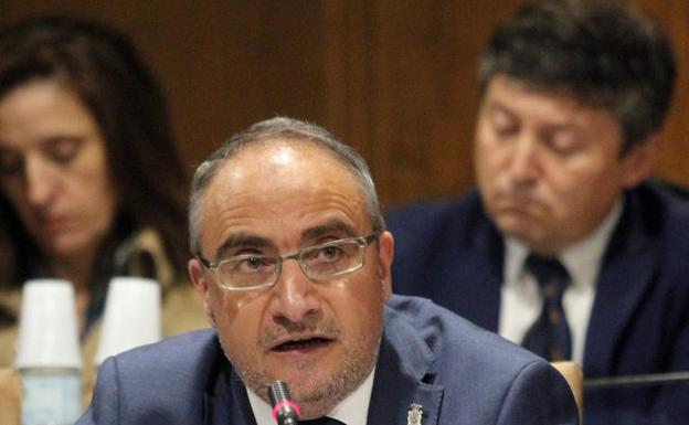 Olegario Ramón y Samuel Folgueral, en segundo plano, durante un pleno./César Sánchez