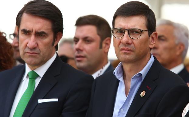 El alcalde de Torre del Bierzo (D), Gabriel Folgado, junto al consejero de Fomento y Medio Ambiente de la Junta, Juan Carlos Suárez Quiñones./César Sánchez