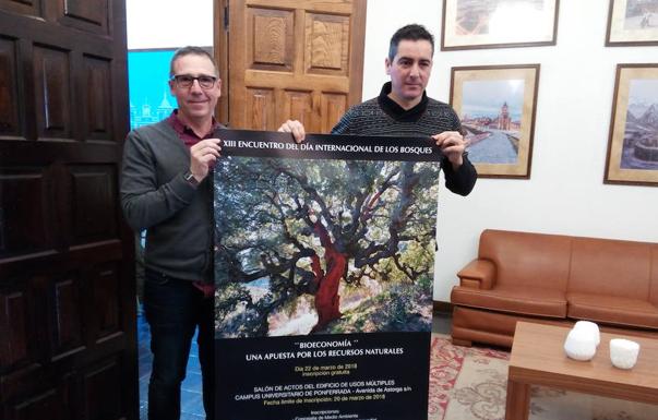 El concejal de Medio Ambiente, Roberto Mendo (D), durante la presentación. /Carmen Ramos