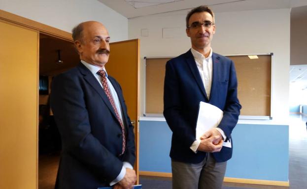 El director de la Fgulem, José Luis Placer, junto al vicerrector del Campus de Ponferrada, José Ramón Rodríguez, durante el acto./Carmen Ramos