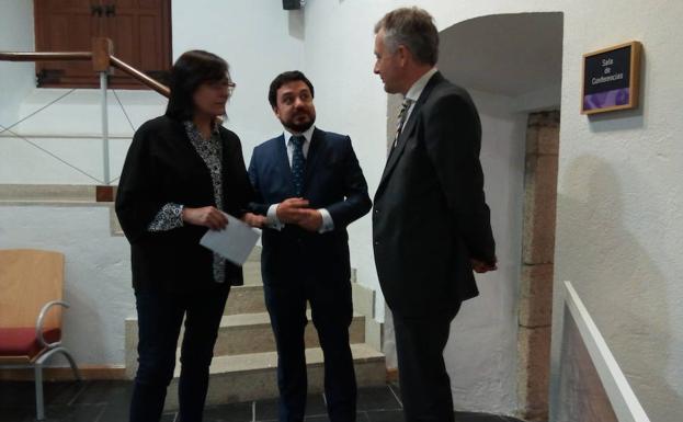 La concejala de Hacienda, Amparo Vidal, conversa el gerente de la consultora Proyectos de Innovación (Pisa), José Luis Suárez.