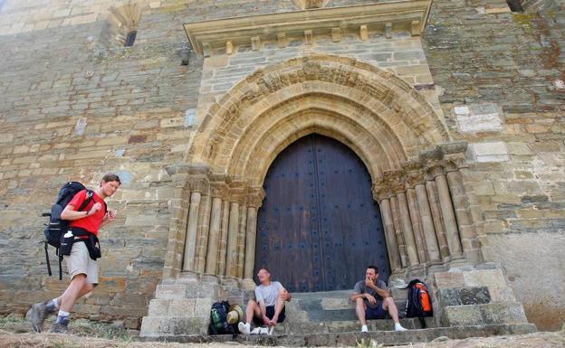Peregrinos en la Puerta del Perdón de Villafranca del Bierzo./César Sánchez