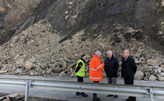 El delegado territorial y el jefe de servicio de Fomento, durante su visita a la zona afectada./