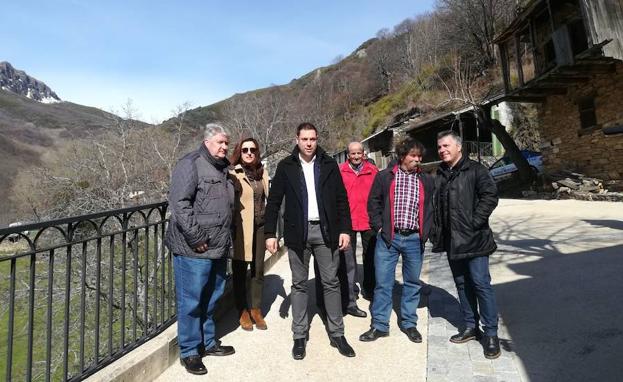 Comitiva municipal desplazada hasta Montes de Valdueza para la inauguración de la calle./