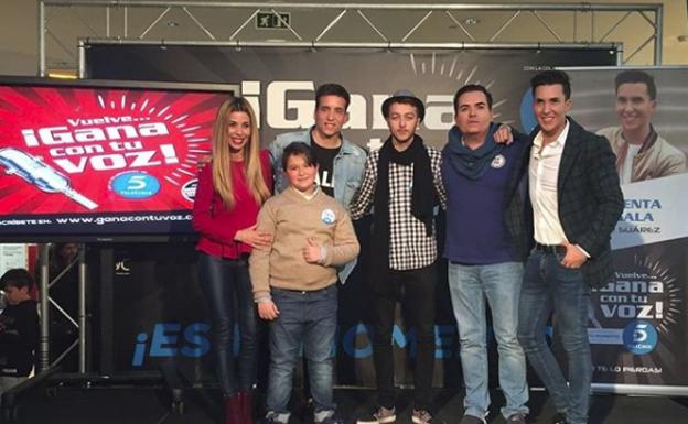 Imagen de los ganadores con el jurado./