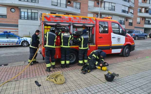 Bomberos de Ponferrada durante una intervención. /