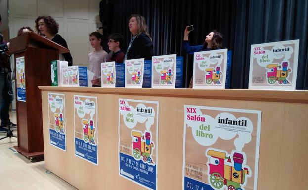 La alcaldesa de Ponferrada y la edil de Cultura con los alumnos que pronunciaron el pregón de apertura del XIX Salón del Libro Infantil./Carmen Ramos