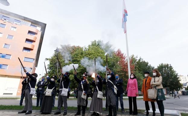Izado de bandera y descubrimiento de placa para conmemorar el bicentenario de la provincia de El Bierzo./César Sánchez