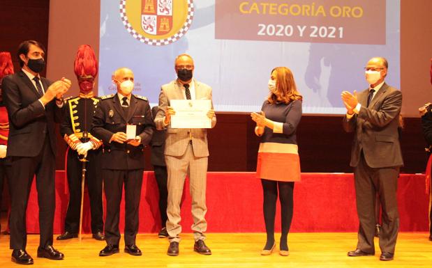 El alcalde de Ponferrada y el intendente de la Policía Municipal recogieron la Medalla de Oro al Mérito Policial 2021./