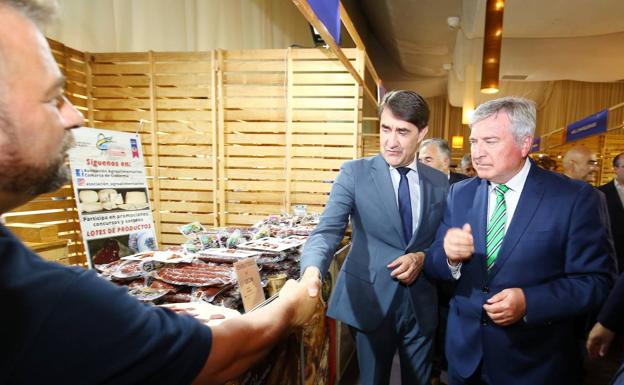 El consejero de Medio Ambiente y el alcalde de Carracedelo, durante su visita a la Feria Agroalimentaria./César Sánchez