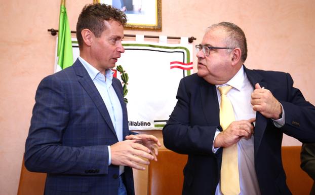 El consejero de Sanidad conversa con el alcalde de Villablino en la reunión mantenida en el Ayuntamiento de la localidad./César Sánchez