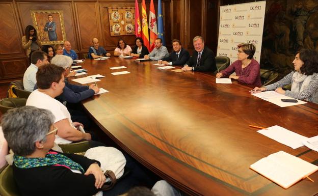 Reunión de Silván y García-Prieto con las Ampas./César