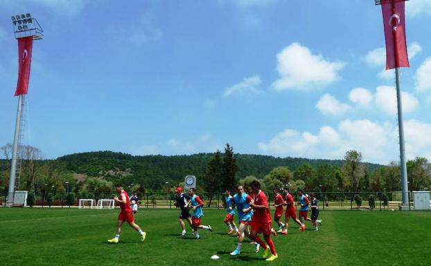 Entrenamiento de la selección de Castilla y León en los campos de la Federación Turca de Fútbol para preparar el encuentro de mañana ante la Región 2 de Irlanda. /