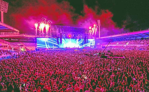 Las más de 25.000 personas que llenaron El Sardinero cantaron, bailaron, saltaron y encendieron sus móviles, hasta que Iglesias se retiró sin despedirse y sin bis y el enfado se extendió por el estadio.
