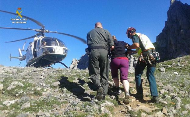 La mujer sufrió un esguince que le impedía caminar.