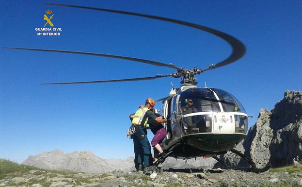 Un momento del rescate de la montañera herida. /