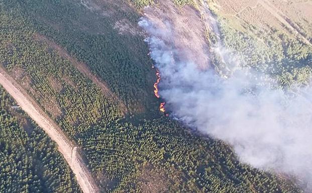 Imagen aérea del incendio de Rabanal del Camino./Ical
