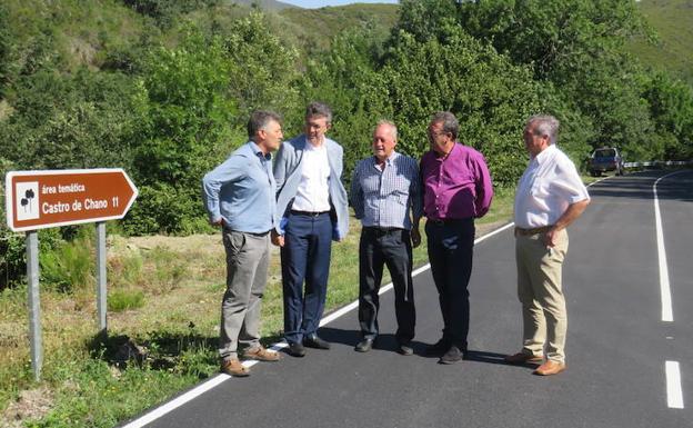 Juan Martínez Majo inaugura el nuevo tramo de la carretera de Fabero.