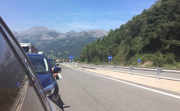 El suceso está provocando numerosas retenciones en el acceso al túnel sentido León.