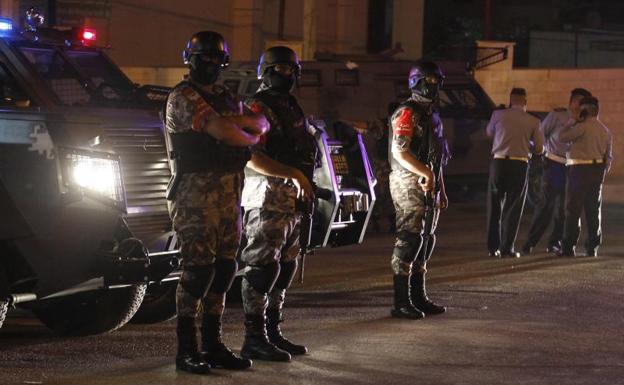 Despliegue militar en los alrededores de la Embajada israelí en Amán (Jordania).