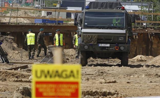 Equipos de desactivación se ocupan de una bomba de la II Guerra Mundial en Polonia.