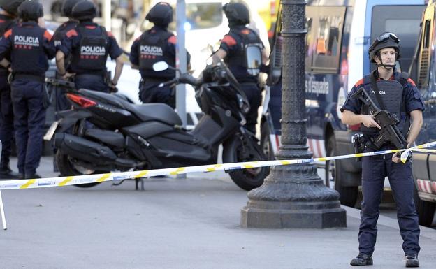 Efectivos policiales en el lugar del suceso.