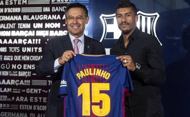Josep María Bartomeu, junto a Pulinho.