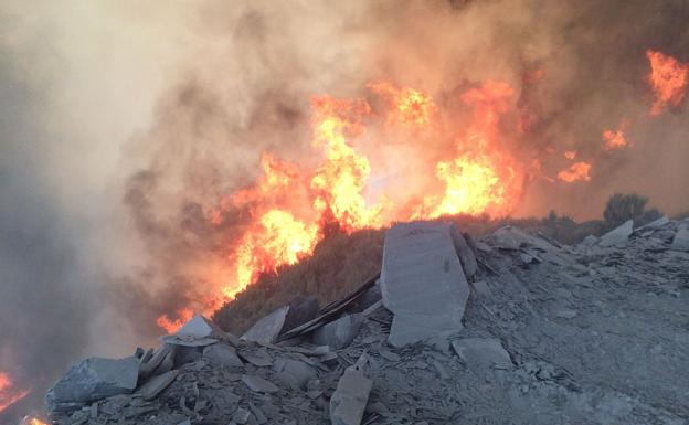 El fuego avanzando sobre la pizarrera desalojada en una imagen de las 14:30 horas.