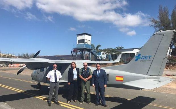 Gregorio Serrano (derecha), junto a los responsable de la DGT en Gran Canarias y la avioneta./DGT