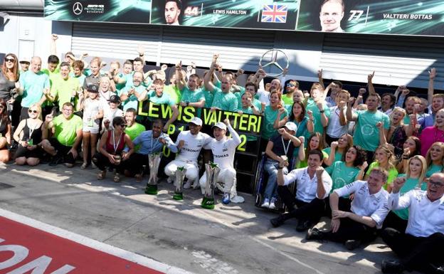 Lewis Hamilton celebra con su equipo la victoria en Monza. /AFP