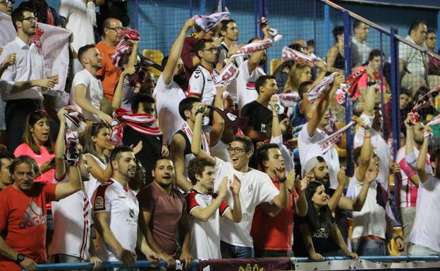 La afición celebra la victoria de la Cultural este jueves frente al Alcorcón.