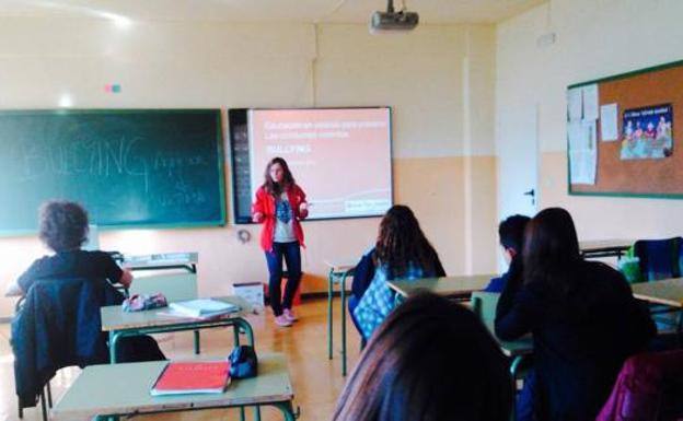 Imagen de archivo de un aprofesora dando clase.