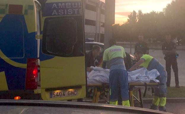 Equipos de emergencias atendiendo al aficionado.